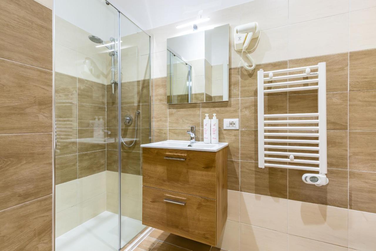 Central Station Apartments & Suites เนเปิลส์ ภายนอก รูปภาพ