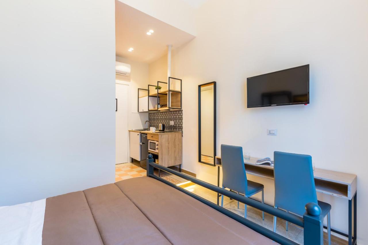 Central Station Apartments & Suites เนเปิลส์ ภายนอก รูปภาพ